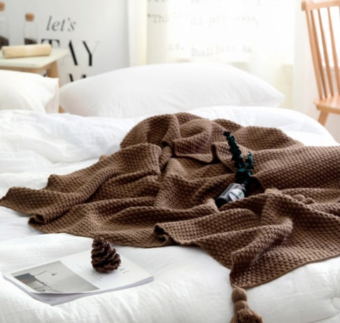 Nordic Knit Ball Blanket – Cozy Wool for Leisure
