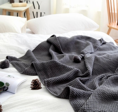 Nordic Knit Ball Blanket – Cozy Wool for Leisure