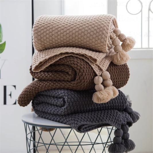 Nordic Knit Ball Blanket – Cozy Wool for Leisure